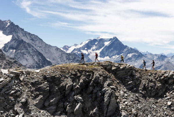 Athletes durant le UTMB world series dans les alpes Suisses